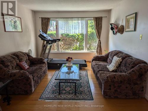 9 Crossen Drive, Toronto, ON - Indoor Photo Showing Living Room