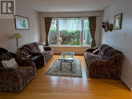 9 Crossen Drive, Toronto (Newtonbrook West), ON - Indoor Photo Showing Living Room