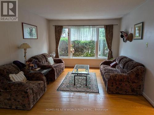 9 Crossen Drive, Toronto (Newtonbrook West), ON - Indoor Photo Showing Living Room