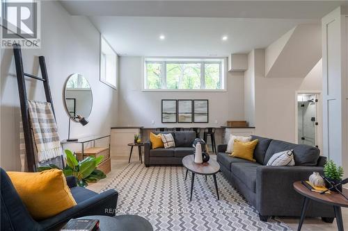 262 Robina Road, Hamilton, ON - Indoor Photo Showing Living Room