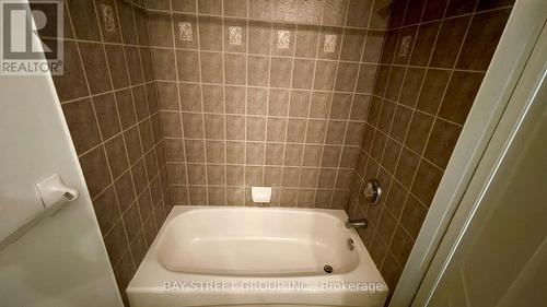 12 Southside Place, Hamilton (Mountview), ON - Indoor Photo Showing Bathroom