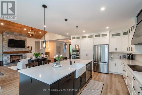 13199 16 County Road, Severn, ON - Indoor Photo Showing Kitchen With Upgraded Kitchen