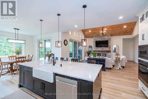 13199 16 County Road, Severn, ON - Indoor Photo Showing Kitchen With Upgraded Kitchen