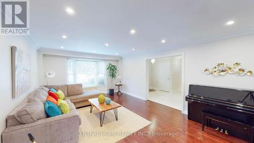4 Robaldon Road, Toronto W08, ON - Indoor Photo Showing Living Room