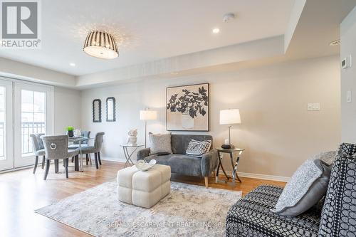 125 - 2441 Greenwich Drive E, Oakville, ON - Indoor Photo Showing Living Room