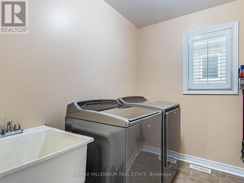 172 Pefferlaw Circle, Brampton, ON - Indoor Photo Showing Laundry Room