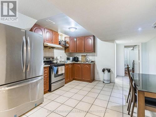 172 Pefferlaw Circle, Brampton, ON - Indoor Photo Showing Kitchen