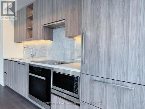 111 - 95 Mcmahon Drive, Toronto, ON - Indoor Photo Showing Kitchen