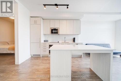 720 - 286 Main Street, Toronto (East End-Danforth), ON - Indoor Photo Showing Kitchen