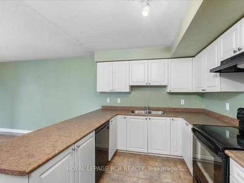 1-41 Coulter St, Barrie, ON - Indoor Photo Showing Kitchen With Double Sink