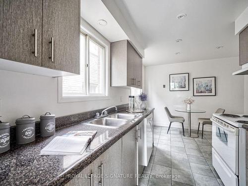 4160 Beacon Lane, Mississauga, ON - Indoor Photo Showing Kitchen With Double Sink