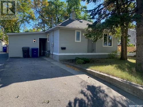 52 10Th Street, Weyburn, SK - Outdoor