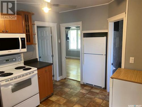 52 10Th Street, Weyburn, SK - Indoor Photo Showing Kitchen