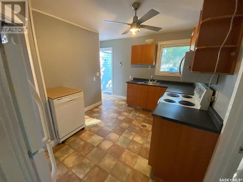 52 10Th Street, Weyburn, SK - Indoor Photo Showing Kitchen With Double Sink