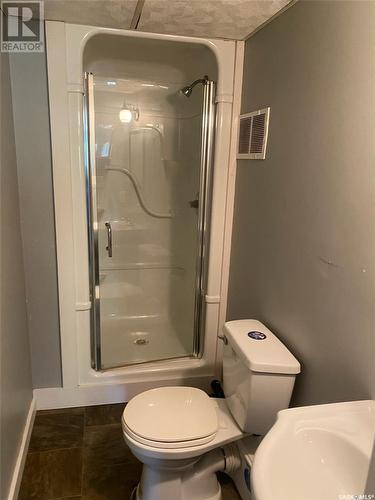 52 10Th Street, Weyburn, SK - Indoor Photo Showing Bathroom