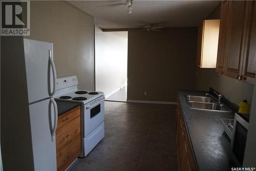 464 Halifax Street, Regina, SK - Indoor Photo Showing Kitchen With Double Sink