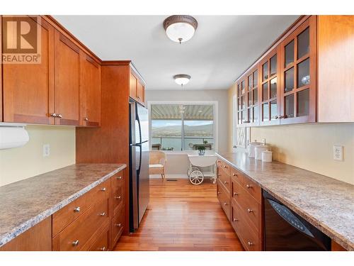2781 Lakeview Road, Kelowna, BC - Indoor Photo Showing Kitchen