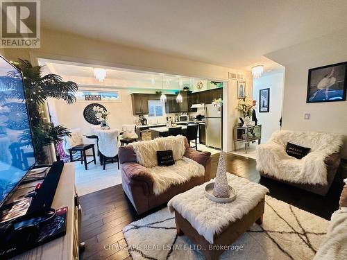 7795 Hanniwell Street, Niagara Falls, ON - Indoor Photo Showing Living Room