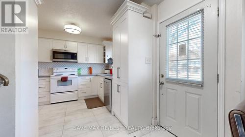 4 - 375 Pioneer Drive, Kitchener, ON - Indoor Photo Showing Kitchen