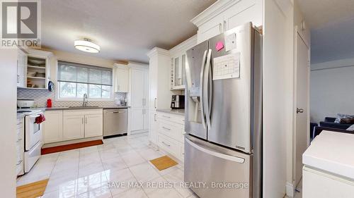 4 - 375 Pioneer Drive, Kitchener, ON - Indoor Photo Showing Kitchen