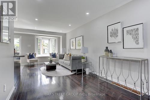 17 Winn Place, Aurora (Bayview Northeast), ON - Indoor Photo Showing Living Room