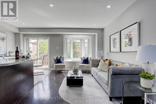 17 Winn Place, Aurora (Bayview Northeast), ON - Indoor Photo Showing Living Room