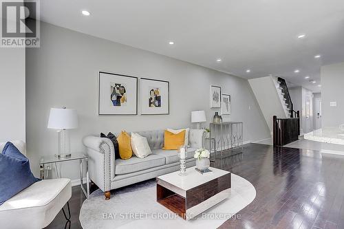 17 Winn Place, Aurora (Bayview Northeast), ON - Indoor Photo Showing Living Room