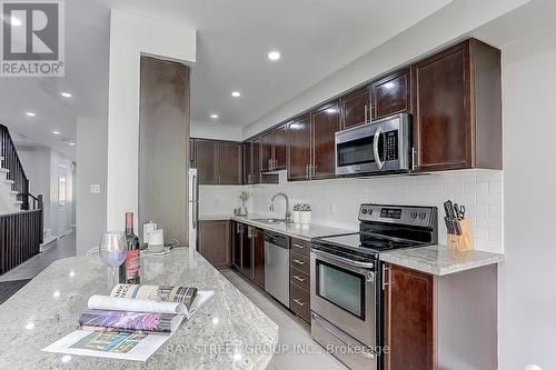 17 Winn Place, Aurora (Bayview Northeast), ON - Indoor Photo Showing Kitchen With Upgraded Kitchen