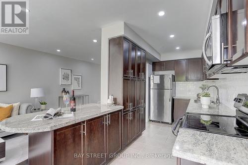 17 Winn Place, Aurora (Bayview Northeast), ON - Indoor Photo Showing Kitchen With Upgraded Kitchen