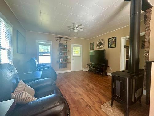 5707 Khadikin Road, Nelson, BC - Indoor Photo Showing Living Room