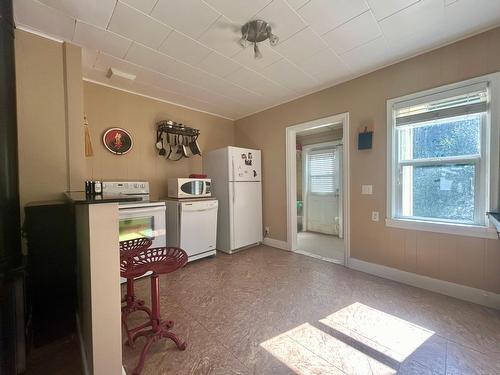 5707 Khadikin Road, Nelson, BC - Indoor Photo Showing Laundry Room