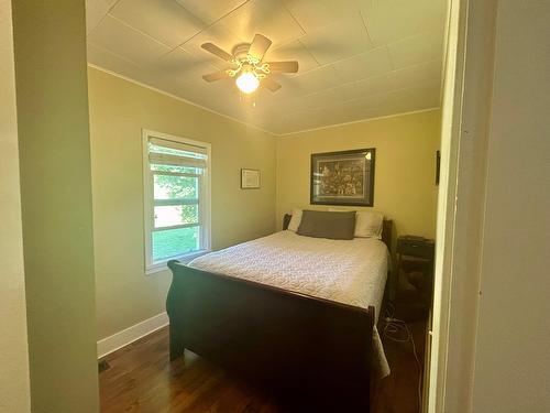5707 Khadikin Road, Nelson, BC - Indoor Photo Showing Bedroom