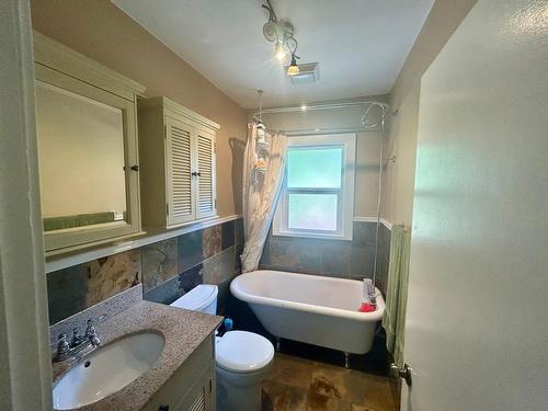 5707 Khadikin Road, Nelson, BC - Indoor Photo Showing Bathroom