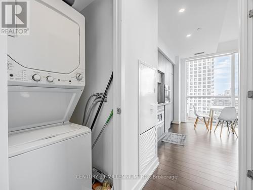 1203 - 39 Roehampton Avenue, Toronto (Mount Pleasant West), ON - Indoor Photo Showing Laundry Room