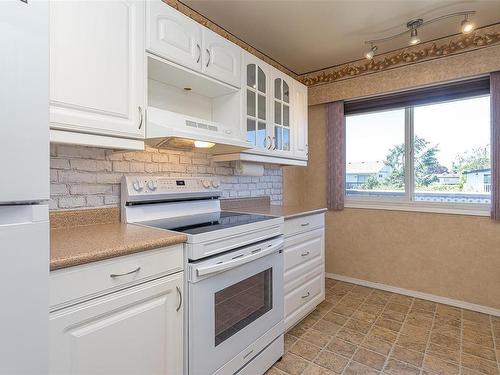 205-2286 Henry Ave, Sidney, BC - Indoor Photo Showing Kitchen