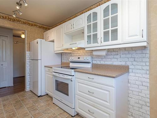 205-2286 Henry Ave, Sidney, BC - Indoor Photo Showing Kitchen