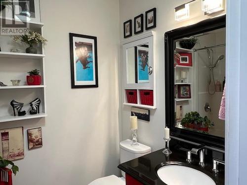 441 4Th Street, Vernon, BC - Indoor Photo Showing Bathroom