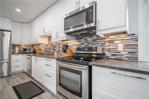149 East 36Th Street, Hamilton, ON - Indoor Photo Showing Kitchen With Upgraded Kitchen