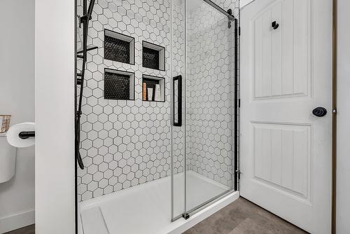 3327 Mciver Road, West Kelowna, BC - Indoor Photo Showing Bathroom