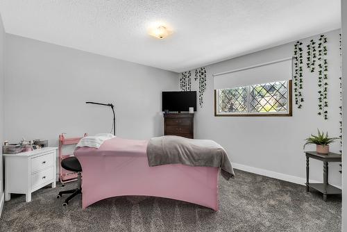3327 Mciver Road, West Kelowna, BC - Indoor Photo Showing Bedroom