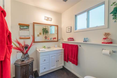 4623 Frederick Road, Kelowna, BC - Indoor Photo Showing Bathroom