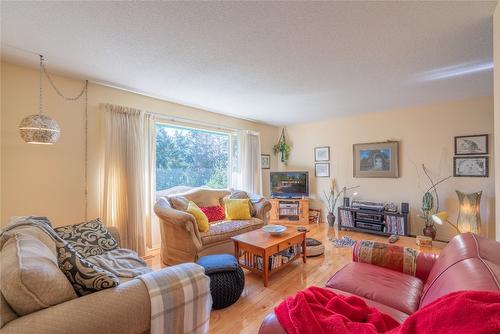 4623 Frederick Road, Kelowna, BC - Indoor Photo Showing Living Room