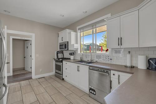 2392 Mesa Vista Court, West Kelowna, BC - Indoor Photo Showing Kitchen