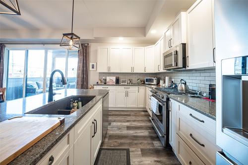 206-3255 Okanagan Street, Armstrong, BC - Indoor Photo Showing Kitchen With Double Sink With Upgraded Kitchen