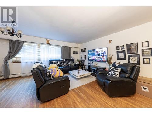 6831 Arcola Street, Burnaby, BC - Indoor Photo Showing Living Room