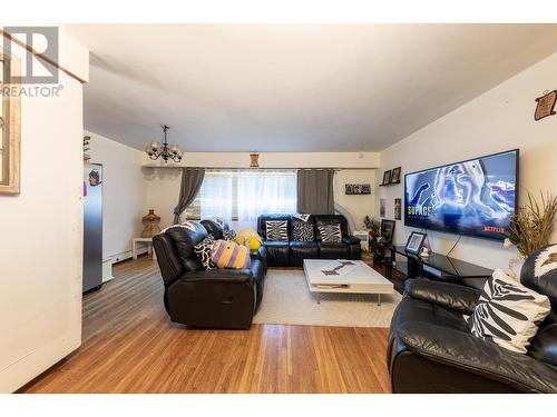 6831 Arcola Street, Burnaby, BC - Indoor Photo Showing Living Room