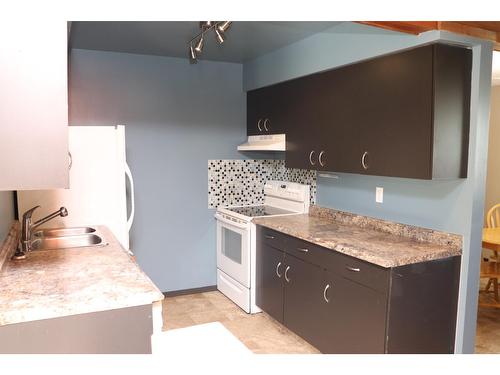 968 Dewdney Way, Kimberley, BC - Indoor Photo Showing Kitchen With Double Sink