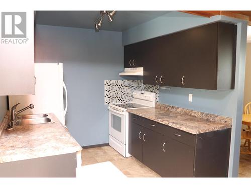 968 Dewdney Way, Kimberley, BC - Indoor Photo Showing Kitchen With Double Sink