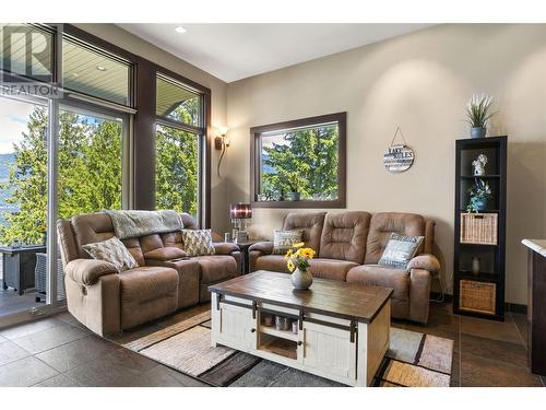 5581 Eagle Bay Road Unit# 8, Eagle Bay, BC - Indoor Photo Showing Living Room