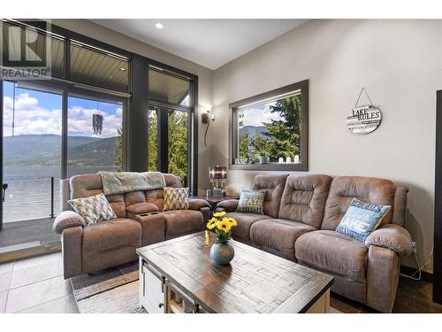 5581 Eagle Bay Road Unit# 8, Eagle Bay, BC - Indoor Photo Showing Living Room